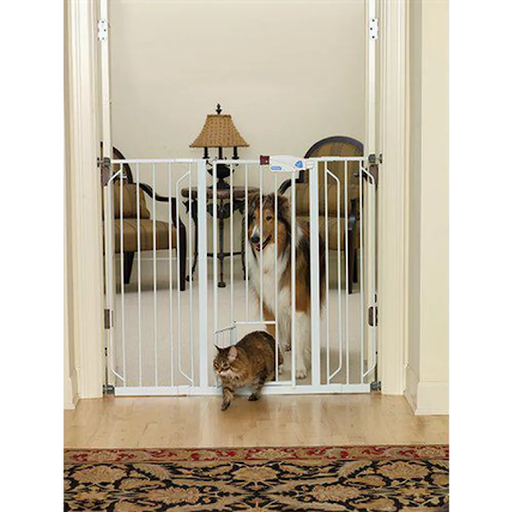 Carlson Pet Gate Extra Tall Walk Through With Small Pet Door, L 74-99 cm x K 104 cm - Valkoinen